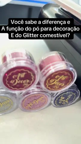 Pó ou glitter comestível? Qual o melhor pro seu doce brilhar? Descubra a diferença e escolha o efeito perfeito! #ConfeitariaCriativa #GlitterComestível #PóParaDecoração #DicaDoDia #DocesQueEncantam #ArtDecor