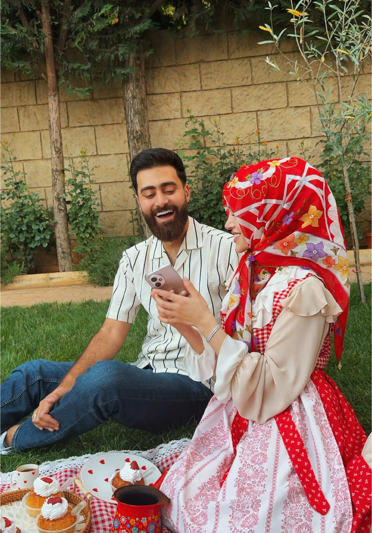 كنتم مع شركة علي ونهى لتخريب قعدات يوسف وعبير 👫🏻 ‏Not gonna worry anymore about ali ruining our  ‏photos again! Thanks to the AI magic of the HONOR 400 new phone. Erase passers-by and magically turns photo into a video! 🪄 @HONOR Arabia  @HONOR KSA @HONOR IRAQ  #honor400 #honormea