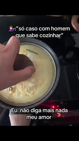 Aqui o ovo gruda e tampa não é na panela não 