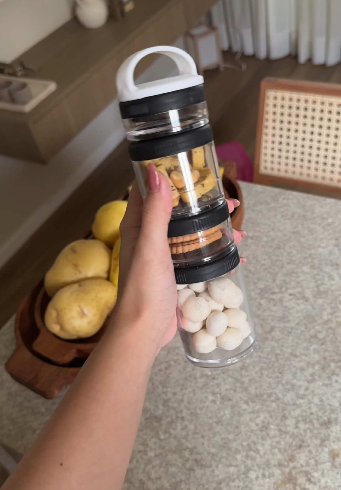 Amo levar esses potinhos empilháveis comigo na bolsa e no carro ❣️💝 É ótimo pq antes eu misturava tudo em um pote só ou levava várias embalagens diferentes ☠️ me salvou muito!!!  Achei aqui no tiktokshop ☝🏻 #utilidadesdomesticas #potes #marmita #portatil #empilhavel #diaadia #rotina #diaadia #lanche 