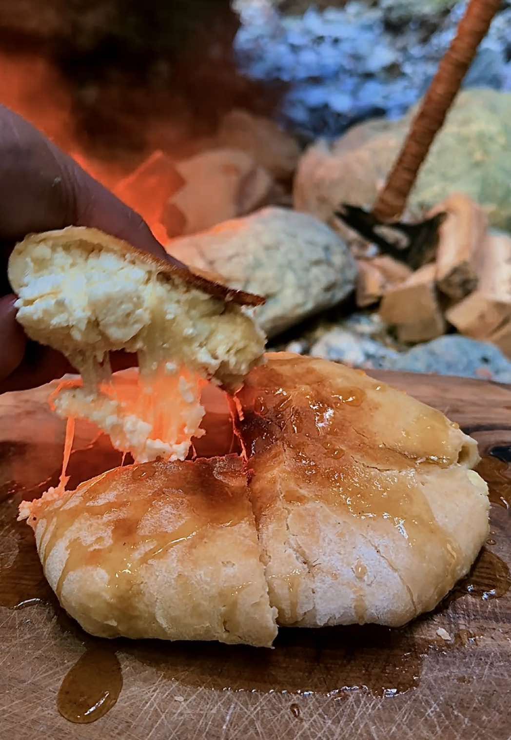 🇬🇷 Γεμιστό πουγκί με τυριά και μέλι 🔥⚔️ • Baked cheese pocket with hot honey  #outdoorcooking #Outdoors #nature #cheesepocket #feta #honey #food #fyp 