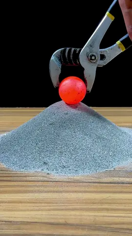 1000°C Red Hot Metal Ball VS Sand #rhcb #experiment #asmr #asmrsounds #oddlysatisfying #uktiktok #scienceexperiments #usa_tiktok🇺🇸 #fyp #sand 