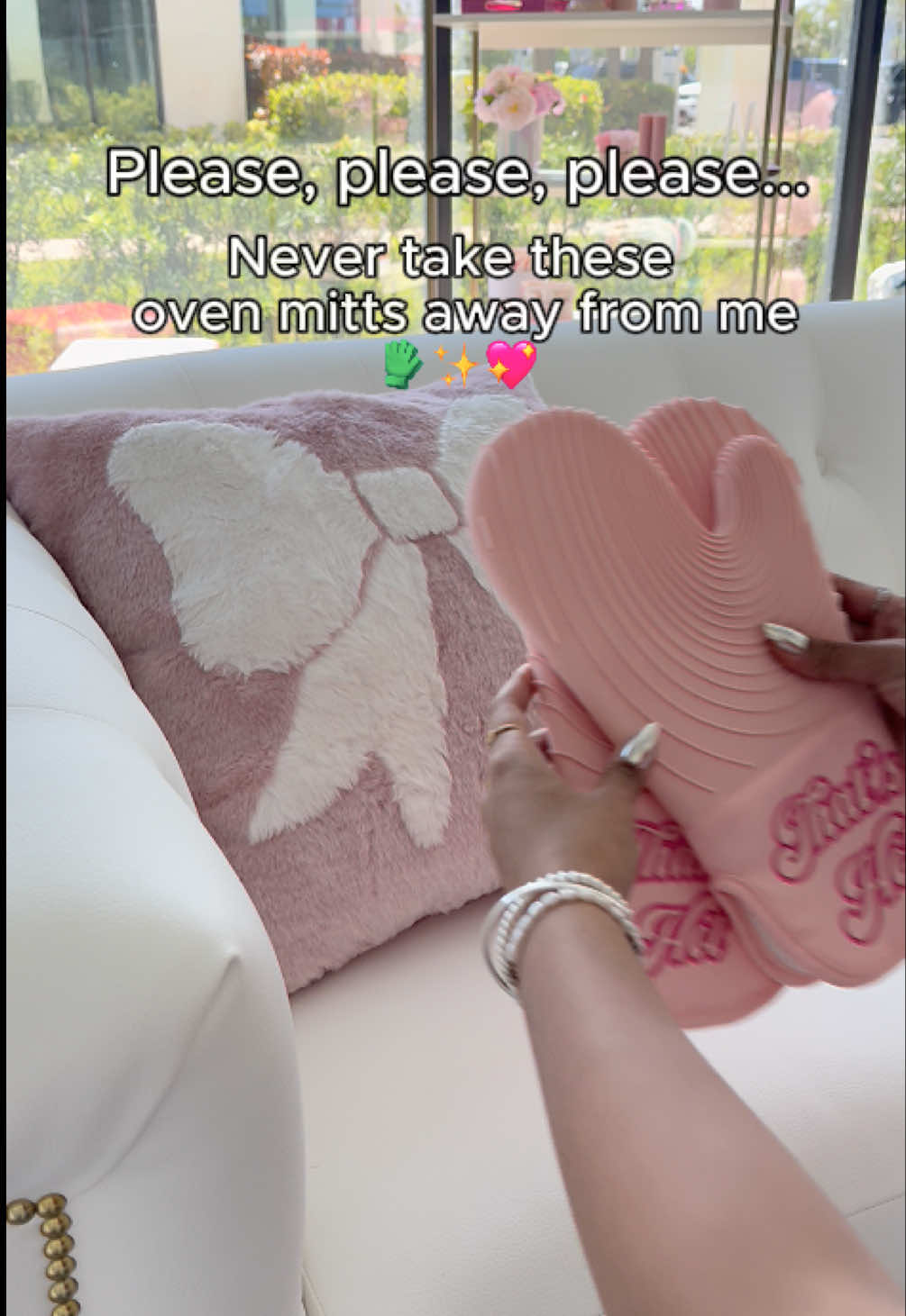 Putting these in every room like it’s interior design.💕✨ #parishilton #parisproducts #pinkproducts #pink #pinkkitchen #aesthetic #pinkaesthetic #ovenmitts #mitts #kitchengloves #gloves #sliving
