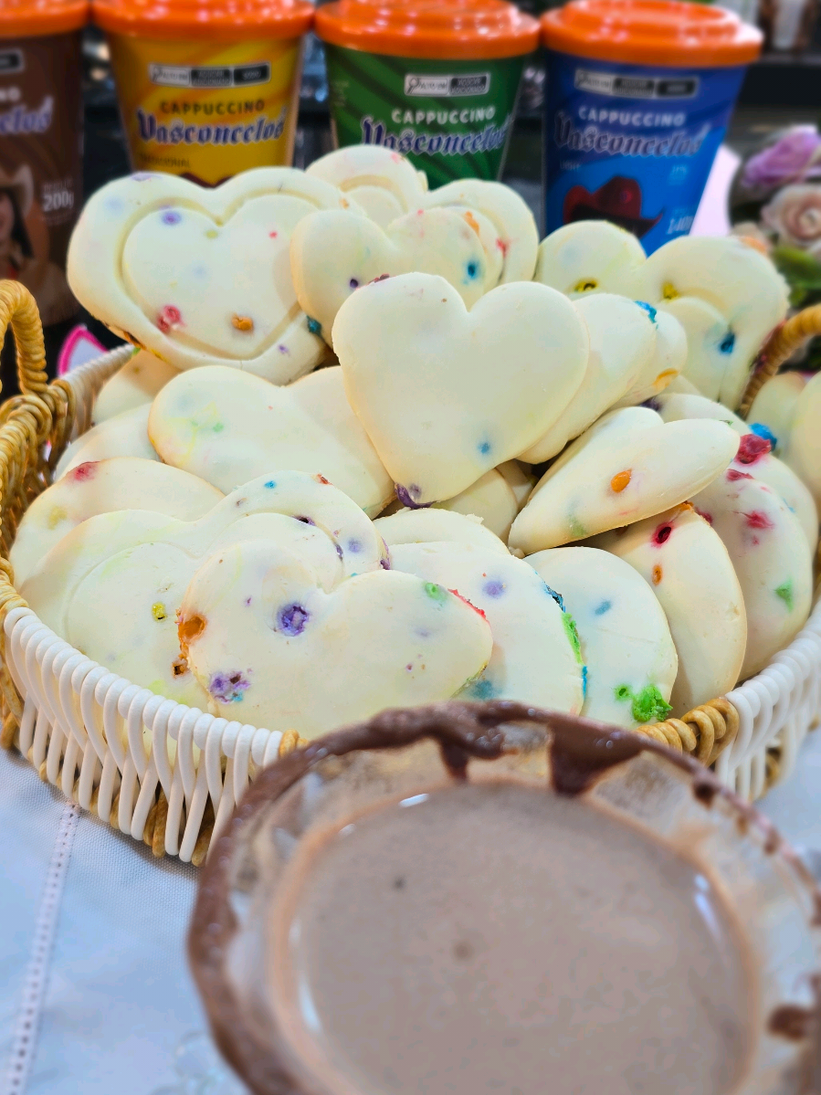 Capuccino com bolachinhas que derretem não boca 💙 bolachinhas  500g de amido de minho  1 caixinha de leite condensado  2 colheres de manteiga  confetes para dar um charme  capuccino as novidades da Vasconcelos  Gostou?  Salva  ✅ Curte 👉🏼 Comenta ✍️ Compartilha 🔗