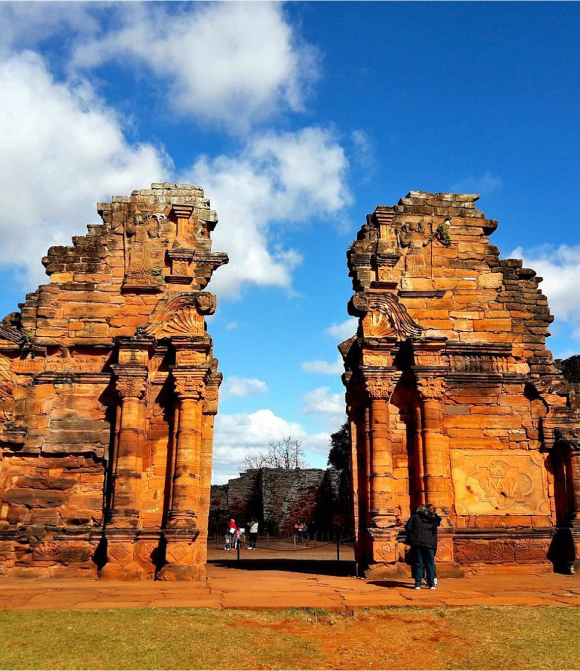 Las Ruinas Jesuíticas de San Ignacio, declaradas Patrimonio Mundial por la UNESCO, son el sitio más importante de las reducciones jesuitas guaraníes en Argentina. Estas ruinas, ubicadas en la provincia de Misiones, son una impresionante muestra de arquitectura barroco-guaraní y una ventana a la vida de la misión jesuítica y la cultura guaraní en el siglo XVII y XVIII.  Las conocen ? #Misiones #sanignacio #ruinas #guia #guia #argentina 