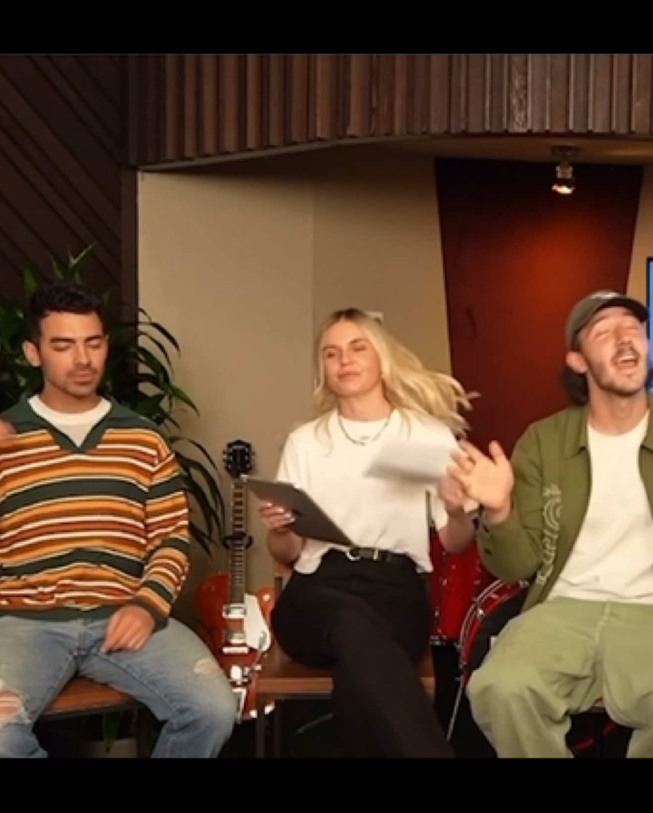 A few more hours for the album to drop😍 #jonasbrothers #jobros #joejonas #franklinjonas @joejonas @Frankie jonas @Cup of Joe #velvetsunshine 