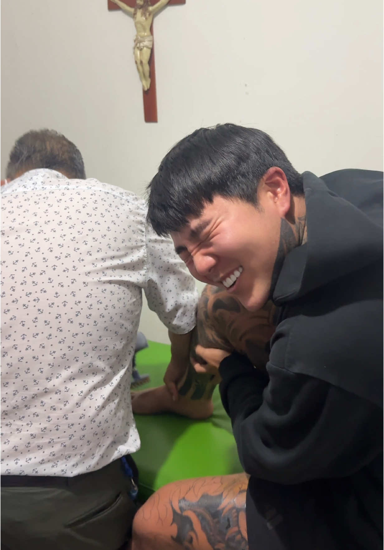 Nunca en mi vida visto ese manera de curar lecciones, se llama Sobar ! ya no me duele 😎