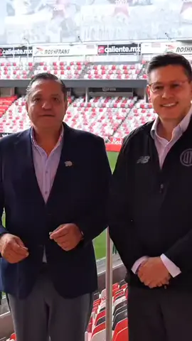 ⚽️😈~ ¡Toluca se prepara para la gran final del Clausura 2025! El Ayuntamiento de Toluca instalará pantallas gigantes en la Alameda Central y en el bajo puente de Santín para que nadie se quede sin vivir la emoción de la final entre @tolucafcy @clubamerica. La cita es este jueves 22 de mayo a las 19:30 horas para el partido de ida, y el domingo 25 desde las 18:30 horas para la gran final. Además, se desplegarán más de 800 elementos de seguridad, torres de vigilancia, binomios caninos y equinos, para garantizar un ambiente seguro, festivo y familiar. ¡No te lo pierdas! 🔥 📹 @ayuntamientodetolucamx  #ElValle #TolucaFC #América #Clausura2025 #LigaMX