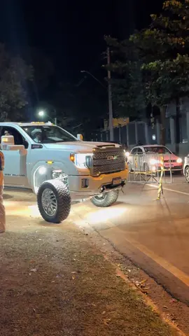 A gringa mais única do 🇧🇷.  @rincon061 #rincon #gmc #caminhonete #diesel 