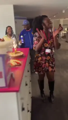 Très belle journée d’anniversaire passée au boulot avec mes collaborateurs aujourd'hui. 🥰🥳🎉🎂 J'avais prévu de partager un gâteau d'anniversaire 🎂 avec eux à l'occasion de mon anniversaire, mais ils m'ont surprise 😲. Dès que je suis arrivée ce matin, ils m'ont accueillie en chantant. 🤗 Ils m'ont fait une surprise avec un petit-déjeuner ouvert à tous sur le plateau. 🥹🥰🤩 Puis, ils m’ont offert le déjeuner à 13h. 🫠 HBD TO ME 👑💝 Que Dieu me bénisse au-delà de mes espérances et qu'il m'accorde la patience afin d'être dans son timing parfait. 🙏🏾 Merci à tous pour vos marques d'attention aussi belles qu'elles soient. Dieu vous bénisse. 🙏🏾🫶🏾 Nos Jus d’Eve sont actuellement disponibles en Côte d’Ivoire et seront disponibles en France dès la semaine prochaine Dieu voulant. ❤️ EVE IVOIRE Jus d’Eve Abidjan 🇨🇮  Tel (+225) 0709287409 / WhatsApp (+225) 0748193406 Paris 🇨🇵  Tel (+33) 0758281604 / WhatsApp (+33) 0758281604