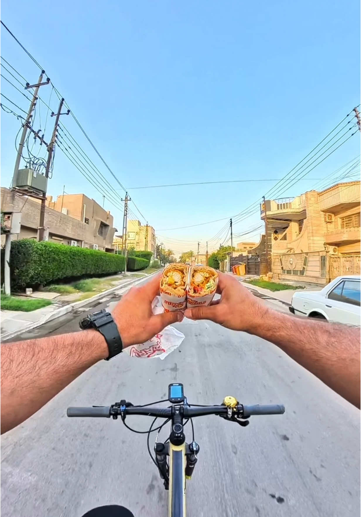 عصرونية خفيفة حيل 😋 سندويشة راب دجاج لذيذة، أجواء تخبل وشوارع تحفّة 😍✨ #اكل_وبايسكل 