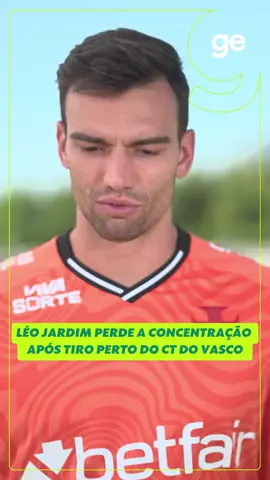Essa foi a reação de Léo Jardim, do Vasco, após a sequência de tiros próximo ao CT do Vasco durante gravação da Globo. É importante deixar claro que o Vasco deu todas as condições para que as nossas equipes gravassem no CT – e que o clube e seus profissionais também são vítimas da violência na cidade.⁣ ⁣ #vasco #vascodagama #futebol