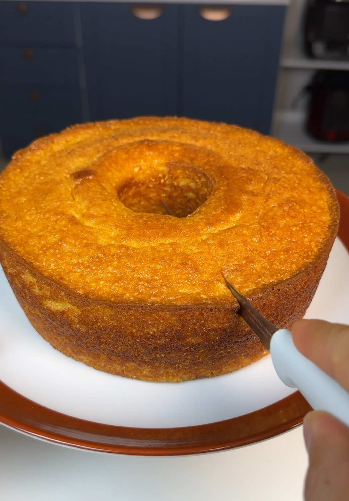 Um simples bolo de milho 🤌🏻 Ingredientes  1 lata de milho sem o líquido  3 ovos  1 lata de açúcar  1/2 lata de óleo  1 lata de farinha de milho flocada  1 lata de leite integral  1 pitada de sal  1 colher de sopa de fermento em pó  #receitasimples #bolodemilho 