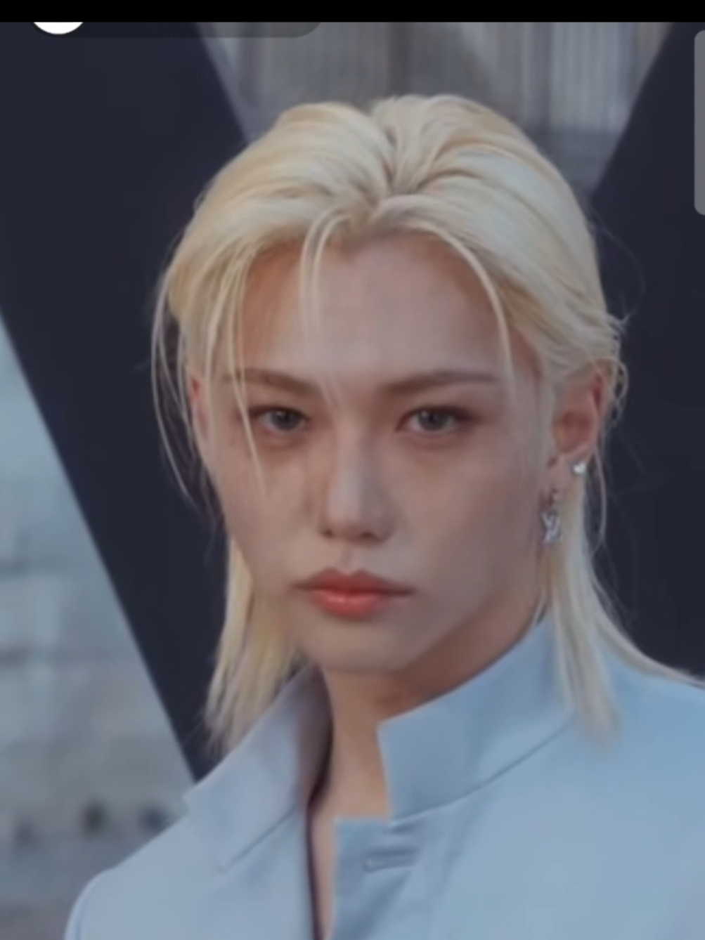 Felix llegando al evento de Louis Vuitton  se ve increíble con ese traje 😍😍😍🔥🔥#sunshine☀️ #pyf #fypシ゚ #straykids #felix #skz #stay #france🇫🇷 #louisvuitton #yonbok 