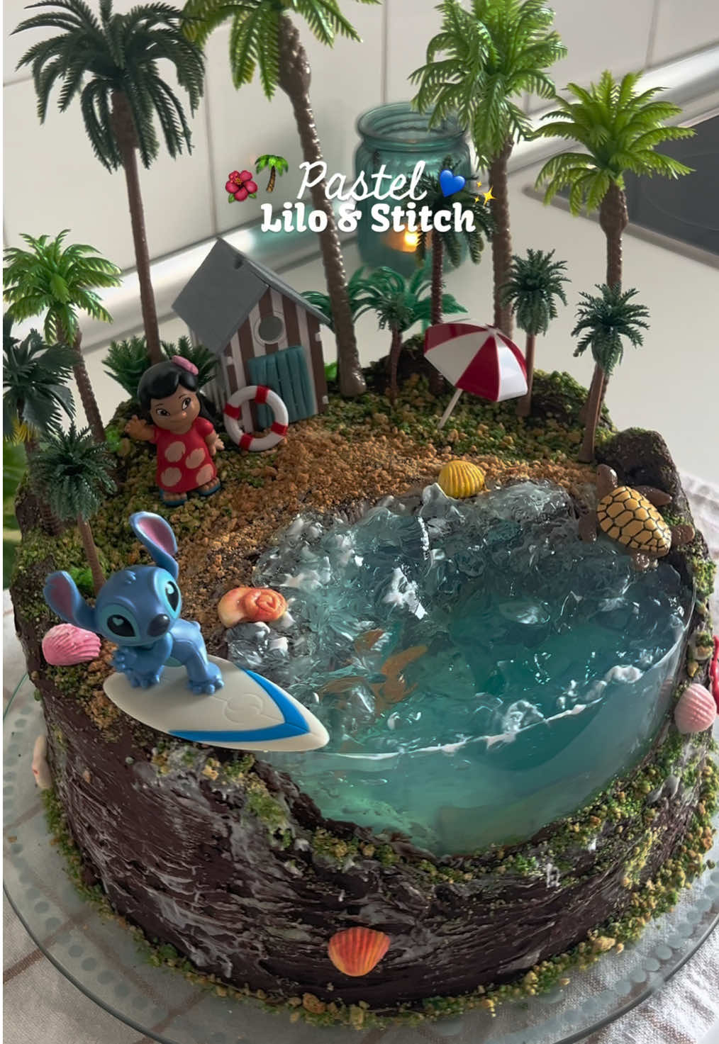 Pastel lilo & stitch 💙🍰🌺 Mañana se estrena la nueva película!! 🎥 🍿 @disneyspain @Disney  De pequeña era de mis películas favoritas , y quería hacer feliz una vez más con mis tartas, a mi niña interior. Estoy super contenta con el resultado, jamás pensé que sería capaz de hacer algo así ✨ Espero que os guste 💖 #liloystitch #liloystich #liloystitch💙 #estrenoliloystitch #ohana #hawaii #hawai #disney #tartaliloystitch #tartaoceano #tartatematica #tartadisney