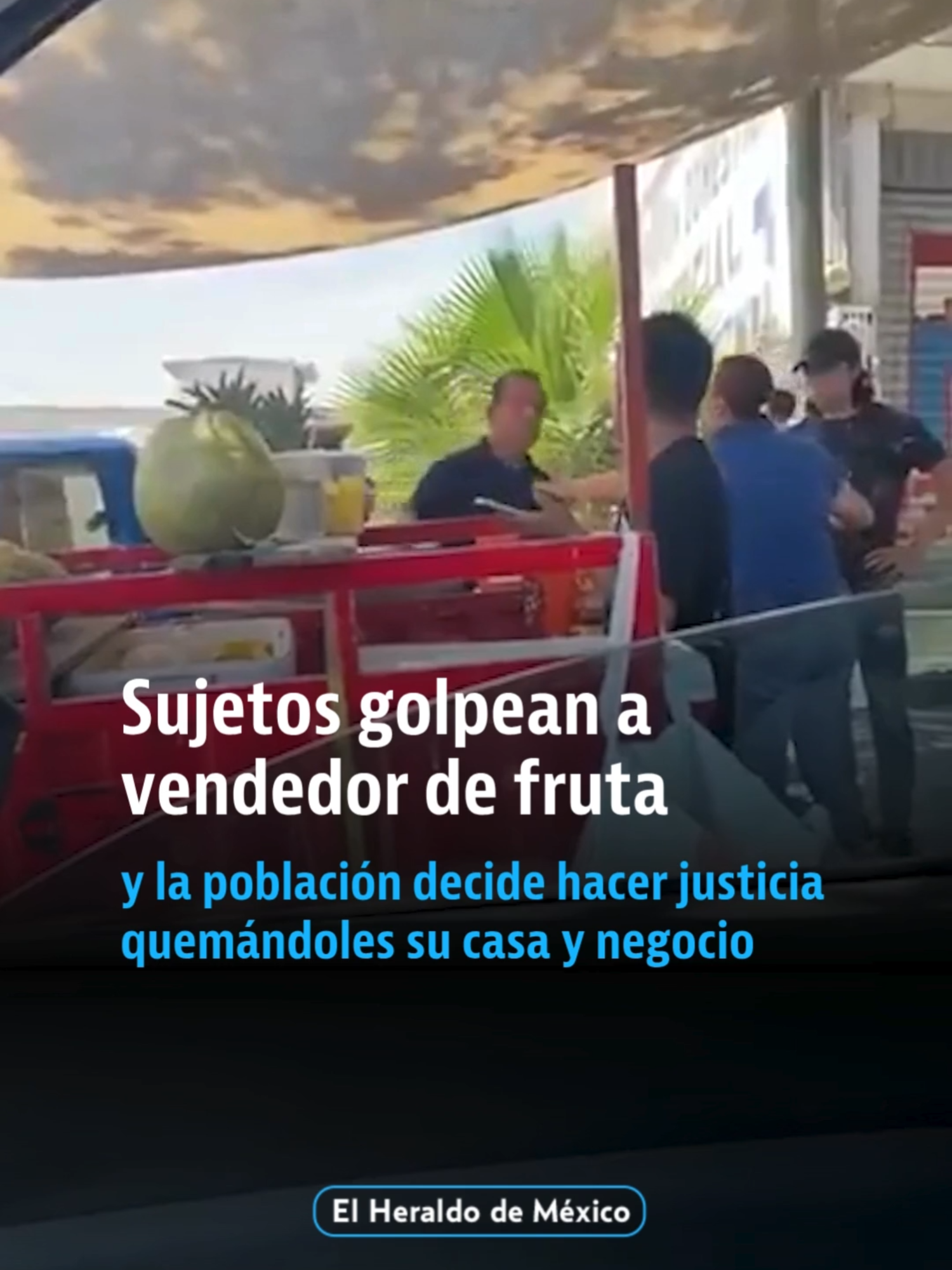 Un vendedor de fruta de nombre Misael, fue golpeado en Tehuacán, Puebla, por dos hombres que le exigieron retirar su puesto que estaba colocado al exterior de su local, la situación subió de tono cuando ellos decidieron golpearlo y ahorcarlo hasta dejarlo inconciente, poniendo en riesgo su vida.  Luego de esto, comerciantes y familiares del joven protestaron al exterior del negocio del agresor para exigir justicia, sin embargo todo se descontroló cuando la población decidió tomar la justicia por sus propias manos y comenzó a incendiar casa y negocio de los agresores.  Amigos de Misael y clientes informaron que el joven labora en ese lugar para apoyar a su mamá y a su papá, quien se encuentra hospitalizado. #misael #puebla #videoviral #noticias 