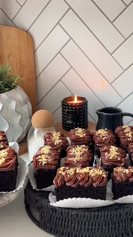 Calling all chocolate lovers 🍫  #chocolatecake #ganache #chocolate #baking #bakersoftiktok 