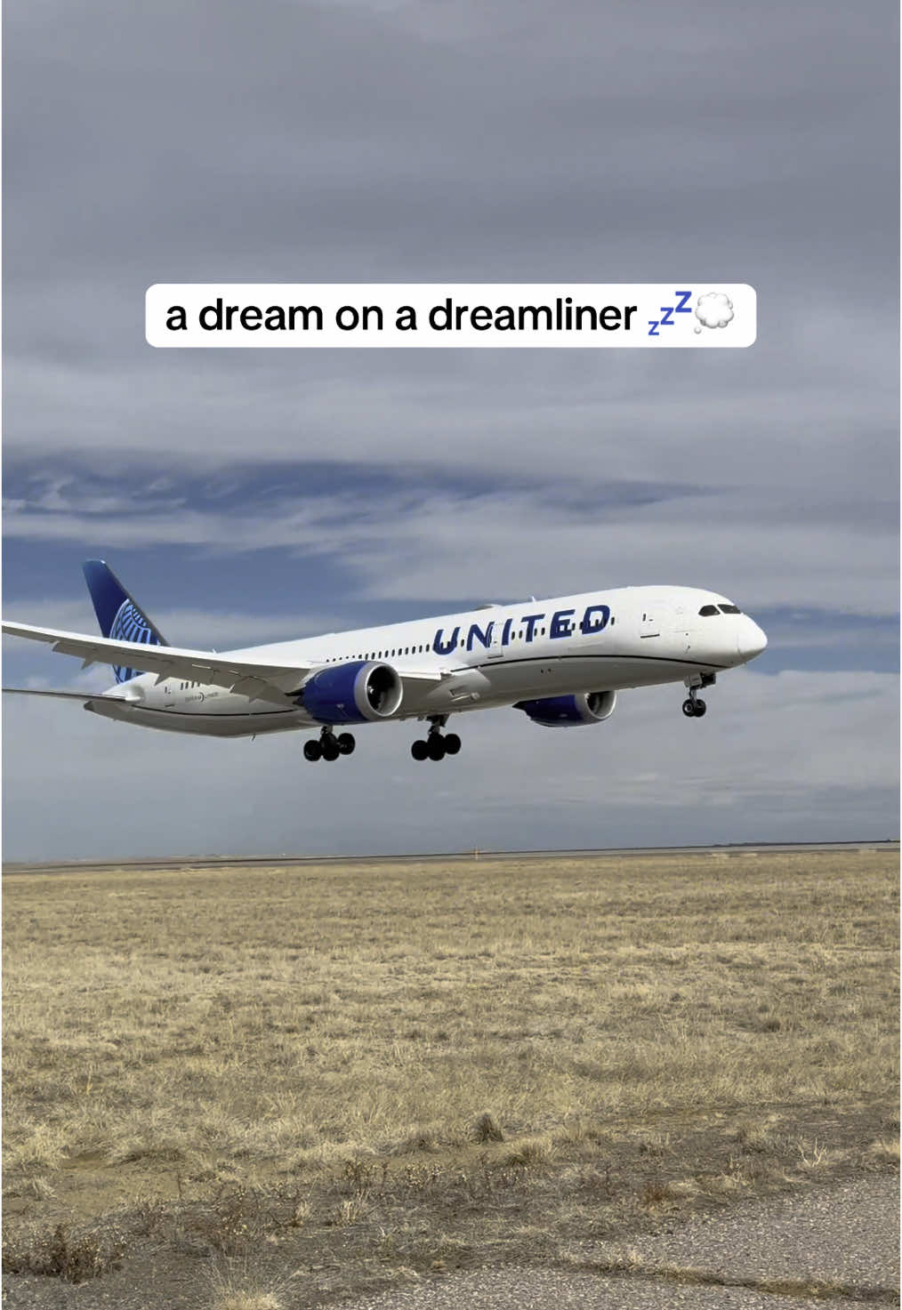 brb adding this to my landing playlist  🎥: @DENAirfieldViews  #UnitedAirlines #Dream #Landing #fyp 