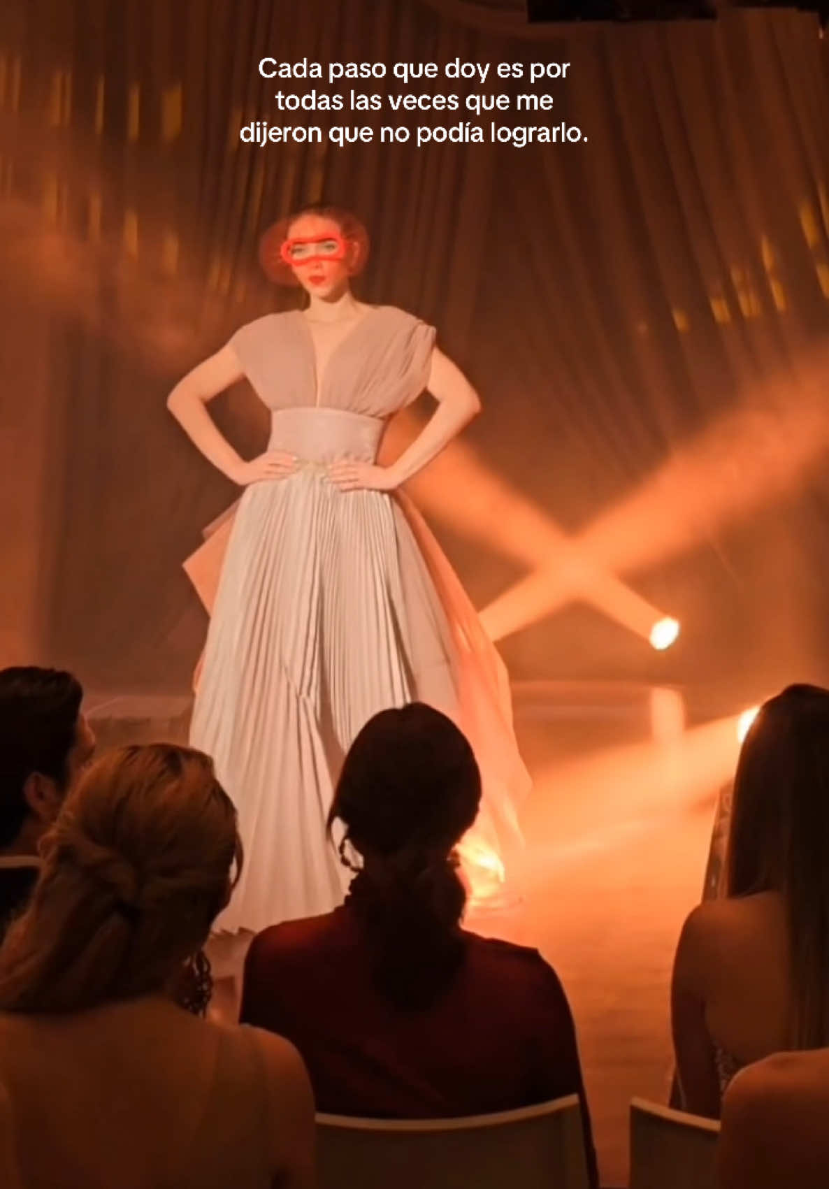 Y vamos por más 🥹🤍 #model #modeling #pasarela #telemundo #velvet #fashionshow 