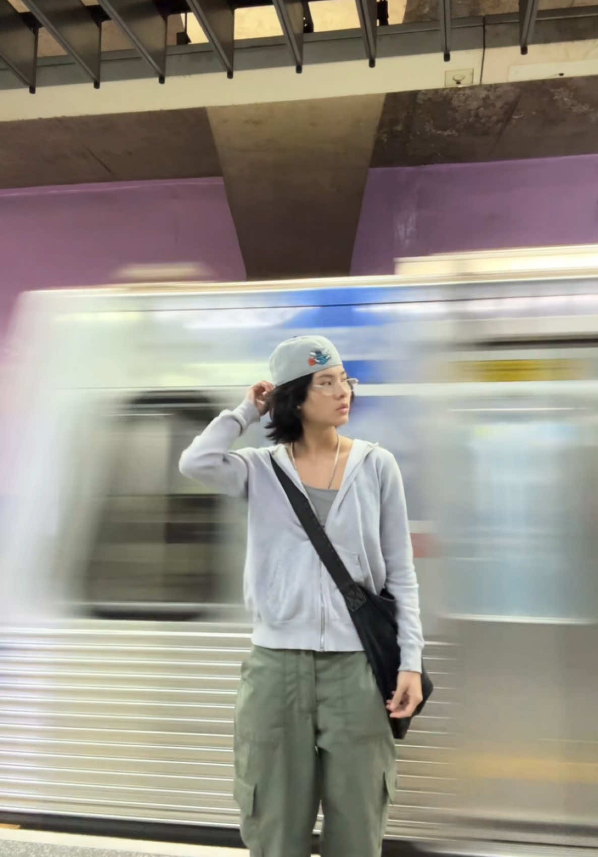 Eu não me canso dessa romantização do metrô pra mostrar look🤷‍♀️