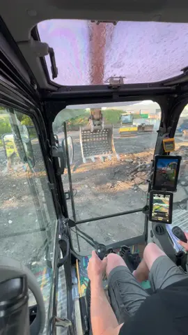 Dcroutage d’enrobé partie 2😜 #ssmtp #vendée #travauxpublic #tiktok #travaux #caterpillar #cat323nextgen #bergeratmonnoyeur #caterpillarequipment #terrassement #enrobé #decroutage 