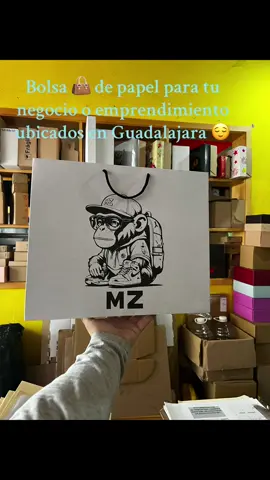 Bolsas de papel o plástico con un mínimo de compra, para tu negocio o Boutique de ropa 🧥…. Ubicados en Guadalajara Jalisco #papel #bolsadepapel #carton #emprendimiento #fashion #ropa #boutique #gdl #negocios 