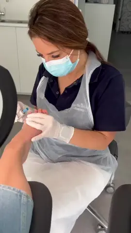 ✨Vorher-Nachher✨ :  Nagelpilzbehandlung Was für eine Entwicklung! Nach einem Jahr konsequenter Behandlung sieht man, wie sich die Nägel deutlich erholt haben. Die Patientin kommt alle vier Wochen regelmäßig zur professionellen Fußpflege, und genau diese Kontinuität zahlt sich aus! Die Nägel sind stabiler, gesünder und der Pilz ist fast vollständig rausgewachsen. Wichtig bei Nagelpilz: Geduld, Pflege und Regelmäßigkeit! Wir begleiten unsere Kund:innen Schritt für Schritt - mit individuellem Behandlungsplan und viel Erfahrung. Du kämpfst auch mit Nagelveränderungen? Warte nicht länger - je früher man handelt, desto besser das Ergebnis! #podologie  #nrw  #duisburg  #nägel  #fusspflege  #podologieundmehr  #kesfet  #behandlung  #fyp  #fyppppppppppppppppppppppp  #fypp  #kesfetteyiz  #nagelpilz🍄  #nagelpilz 