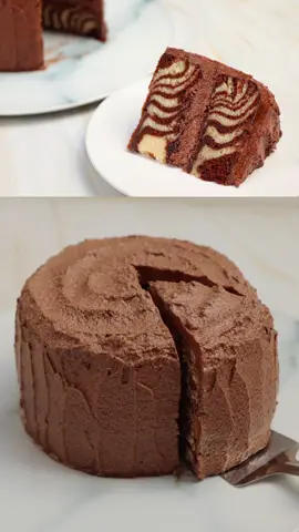Bolo zebra de chocolate: lindo, fácil e sem ovos! 🍫✨ Quer mais receitas como essa? Corre no link da bio e me segue pra não perder nenhuma! 💛 #ReceitasFáceis #BoloDeChocolate #semovo #fyp #bolo #bolozebra