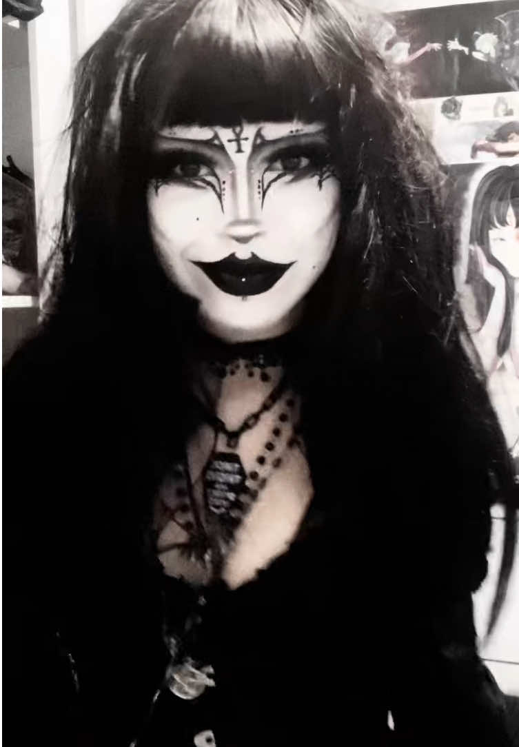 #goth #gothmakeup #tradgoth #tradgothmakeup #theb52s #vampire #vampiregoth #gothgirl #gothmusic #fyp #gothtok #rocklobster 
