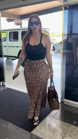 Traje mi camioneta al Dealer de @mercedesbenzusa  porque trae una falla, iva manejando y el carro  de repente se apago, lo volvi a prender y otra ve se apago la verdad nos saco un susto lo bueno ke no ivamos en el freeway,  van a checarlo a ver ke esta pasando… #gwagon #g63amg  #mercedes #mercedesbenz #tucson #arizona 