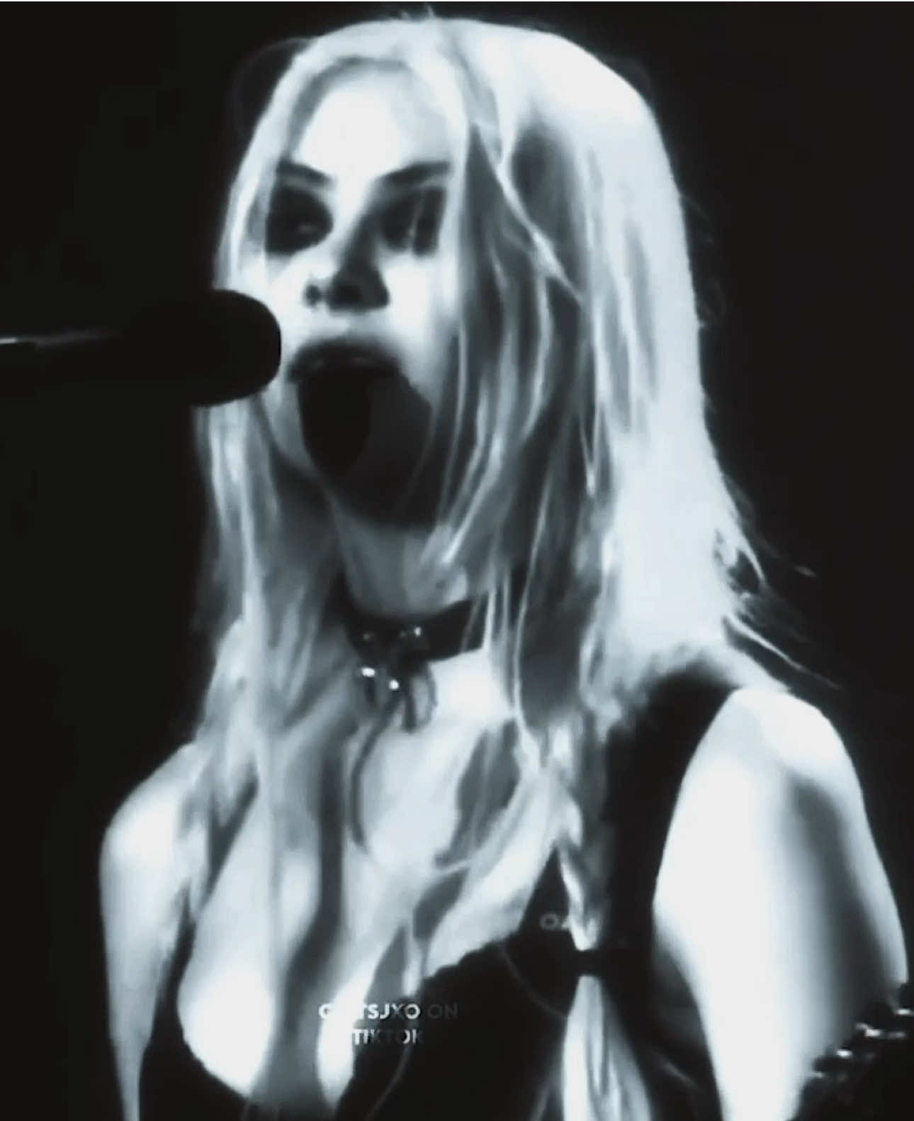 do i wanna be her or be with her #taylormomsen #theprettyreckless #taylormomsenedit #concert #rock #live #gossipgirl #jennyhumphrey #rockstar #itgirl #cindylouwho @The Pretty Reckless @Taylor Momsen 