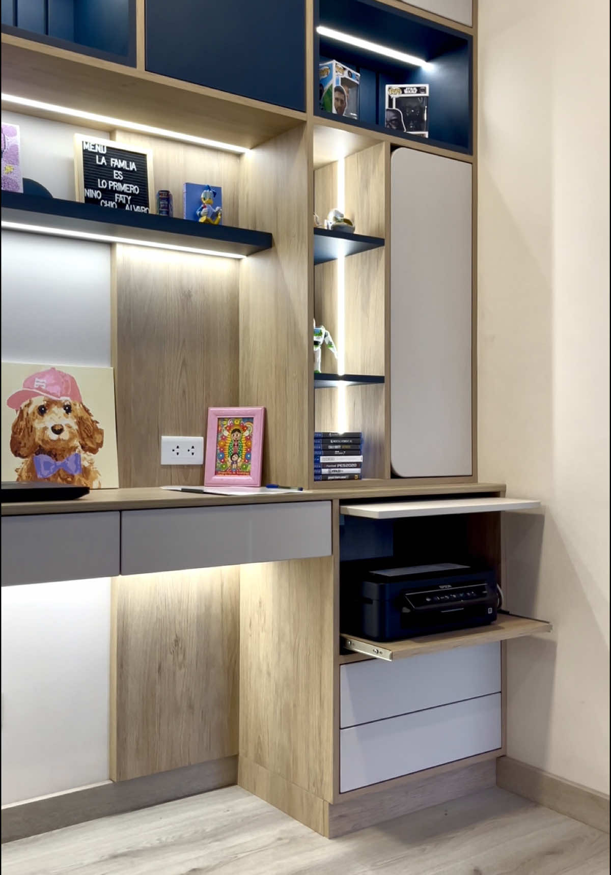 📁 PROYECTO SAN BORJA ¡Transforma tu espacio y trabaja con inspiración! ✨ 🪄 En esta remodelación de Home Office, se combinó funcionalidad y estética a la perfección. Se agregó repisas decorativas que no solo embellecen el ambiente, sino que también ayudan a organizar 📚🖼️. Tomacorrientes ocultos 🔌 para mantener el espacio limpio y libre de cables, y una iluminación LED 💡 que resalta cada detalle, creando una atmósfera moderna y acogedora. 📲 ¡Contáctanos y agenda una cita con nuestro equipo! Te atenderemos con gusto y te ayudaremos a hacer realidad tu visión 😊 . . . . #SpacioDtalles #HomeOffice #DiseñoDeInteriores #ArquitecturayDiseño #OficinaEnCasa #IluminaciónLED #HomeDesign #estilomoderno #design #proyectospersonalizados  #diseño #interiorista #fyp #foryou #interiordesign 