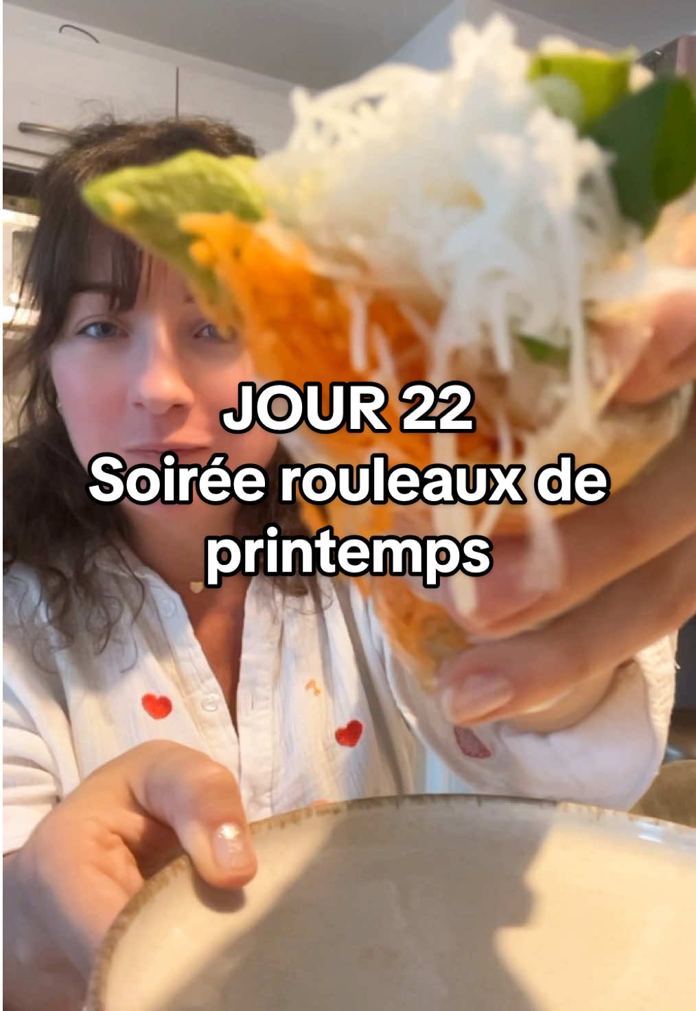 Une activité / challenge / défis / vidéo par jour avant le 30 mai, c’est parti pour le jour 22 !  #springrolls #rouleauxdeprintemps #couple #kitchen #couplecooking @Loïc Masseline 