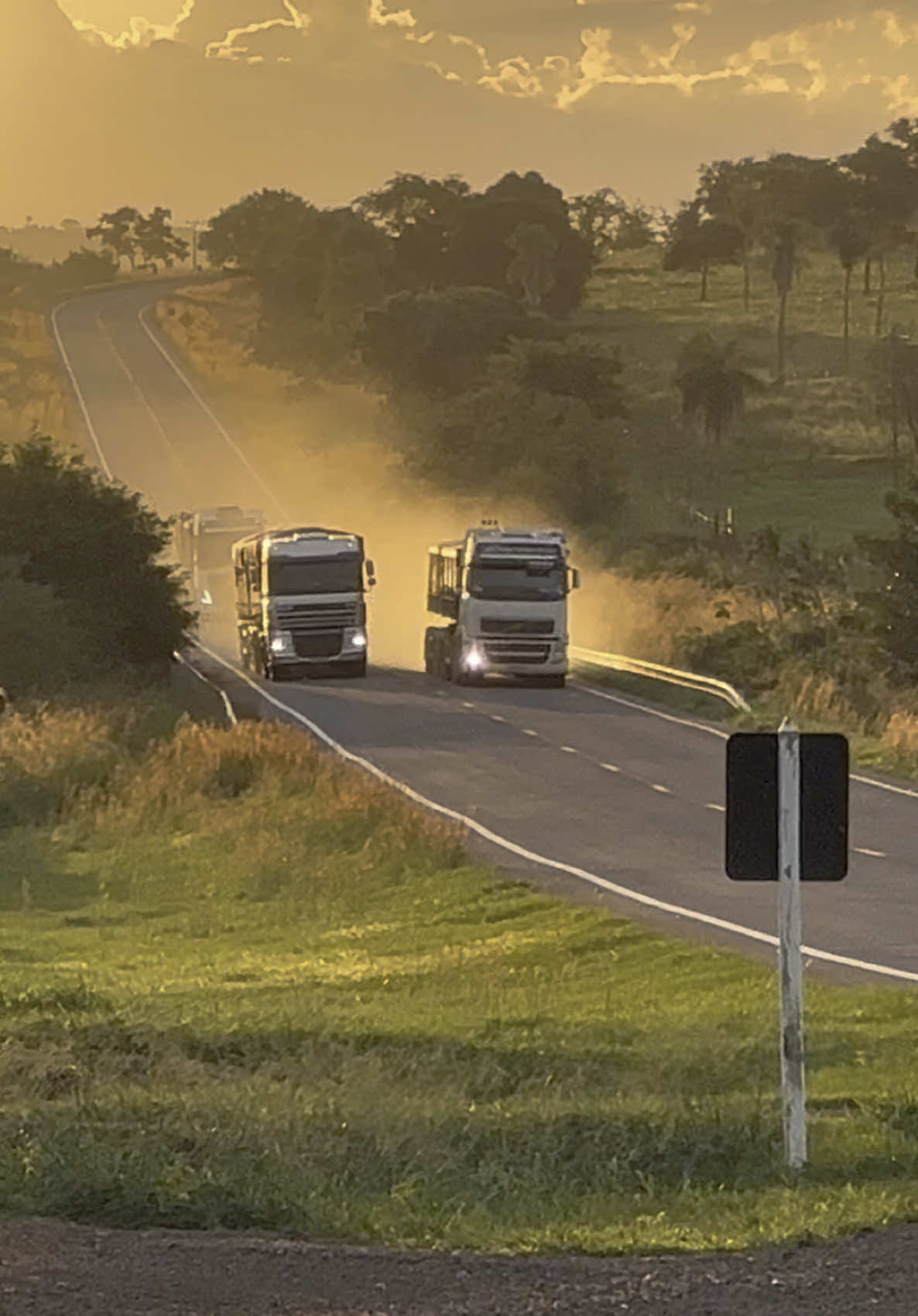 que isso patrão 🔥🤤 chamaaa na seta 🤣🚛🌪️🙅🏻‍♂️  #brazil🇧🇷 #caminhoneiro #caminhao #caminhoneiros #caminhoes #galeradarodagem  @Pedro Arthman 