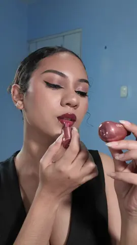 I’m totally in love with this Gloss, it’s one of my favorites, it’s from the @fwee brand, this one is specific when applying it, it has a mirror effect both on the packaging and the gloss itself and that makes it special. ✨👄 #lipgloss #gloss #fyp #trend #glossylips #makeup #beauty #fwee #relatable #fweegloss #fweescotch #fweescotch70 #browngloss #mirrorgloss #reflectivegloss #mirrorlikegloss 