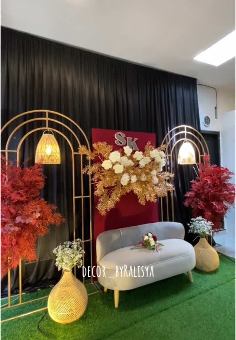 Nggak perlu bunga segunung, yang penting penataannya enak dilihat. Kadang, kesan elegan justru muncul dari kesederhanaan yang tertata rapi  #DekorasiElegan #DecorByRalisya #dekorwedding #dekorlamaran #fyp 