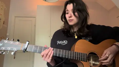Hiii everybody 💗 as many of you know, I was on this years season of The Voice Norway, and even though I didn’t advance to the semifinals, I still want to share my music with all of you! 🫶 So while I’m working on some of my own songs, I’m gonna post some covers that I like 🌸 Hope you all enjoy, thanks for all the love and support 💗