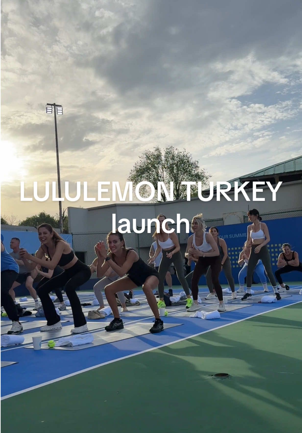 @lululemon İstanbul’da ilk mağazasını açtı ve @Akin Akman ile müthiş bir antrenman yaparak bunu kutladık. Nefis bir gündü. Bacaklarım hala titriyor 🫠  #davet #lululemon #akiniko #lululemonturkey #aarmy#lululemonistanbul 