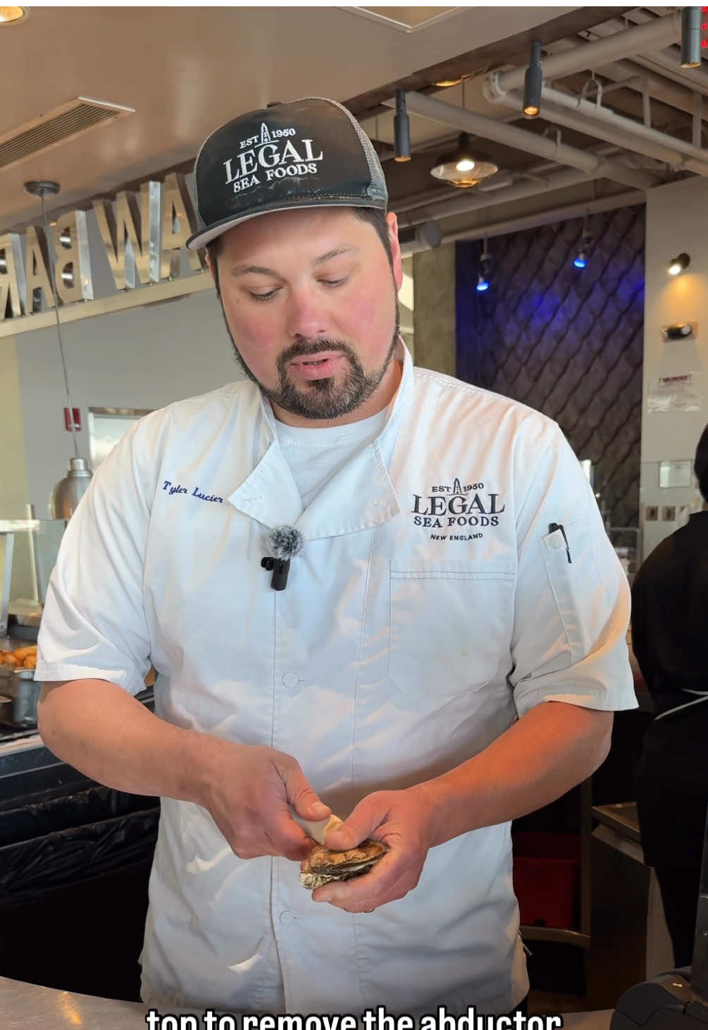 You don’t need to be a chef to shuck an oyster… but it helps when our chef shows you how 🦪😉 #oyster #shuckingoysters #oysters #legalseafoods 