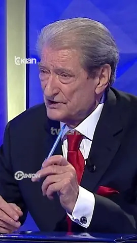 Misioni i Berishës pas humbjes së 11 majit: Do të bëj gjithçka për t’u rikthyer votën shqiptarëve! Drejt fundit të intervistës për “Opinion” në Tv Klan, kreu i Partisë Demokratike, Sali Berisha, tha se pas  zgjedhjeve të 11 majit do të ndjekë hapa për të mbrojtur votën e lirë. Gjatë gjithë bisedës në studio, ai i konsideroi këto zgjedhje si “farsë elektorale” dhe është i bindur se këtë proces do ta realizojë me sukses. Videon e plotë e gjeni në kanalin e YouTube ▶️ RTV KLAN #Opinion #TvKlan #BlendiFevziu