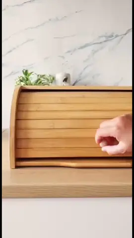 Seu pão fresquinho por muito mais tempo! O Porta Pães Mimo Style tem tampa retrátil em bambu, design moderno e perfeito para organizar com charme! Beleza e praticidade na sua cozinha! #CozinhaOrganizada #PortaPão #MimoStyle #DecorFuncional #EstiloNaCozinha 🍞✨