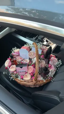 Soprettyyy🙊🤍✨insta-blumebundle #fyp #f #viral #videoviral #giftsforher #kayali #prada #armani #carolineherrera #womensperfume #birthday #flowers #bouquet 