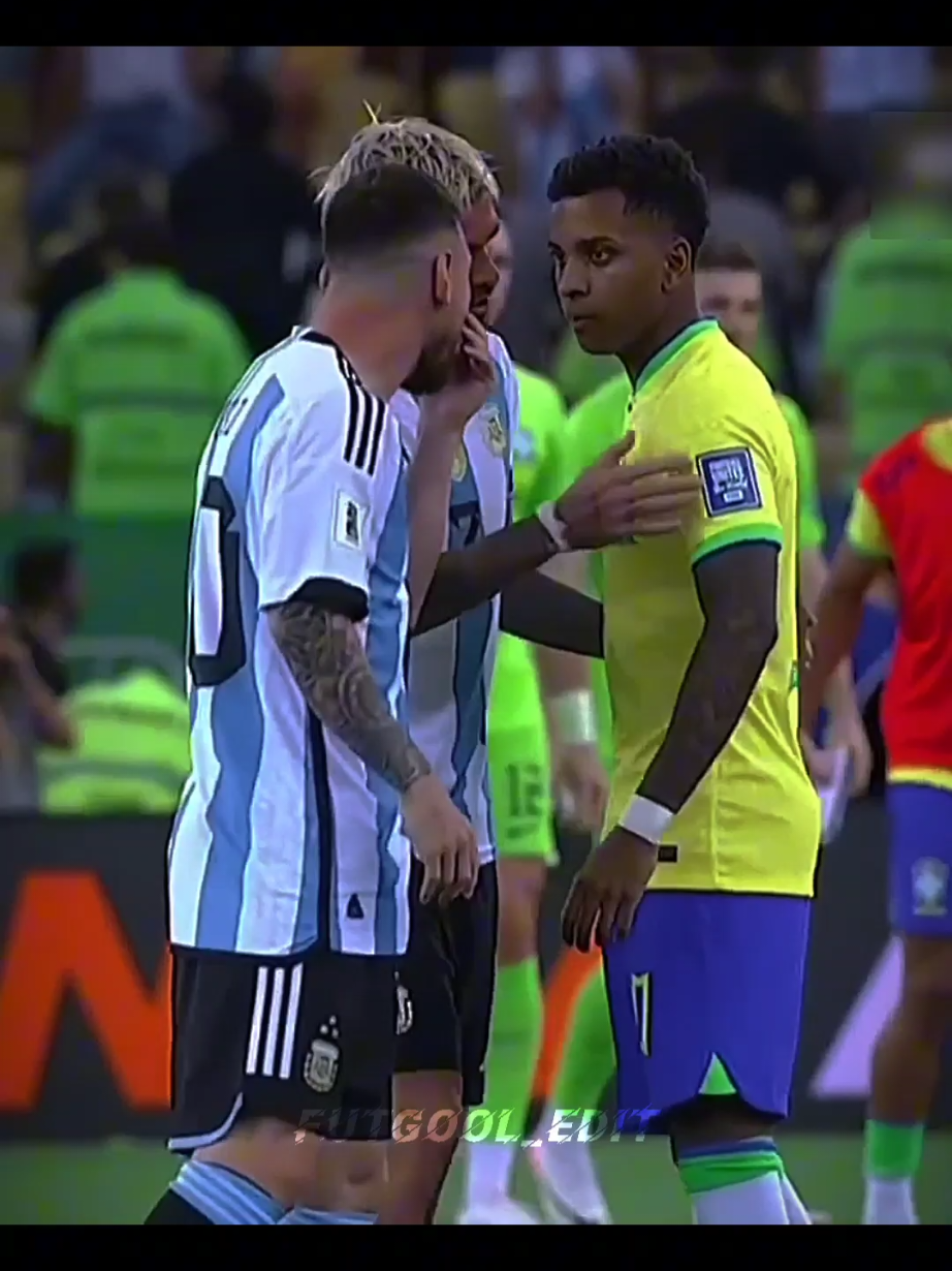 🔥 Rodrygo with Messi vs Rodrygo with Ronaldo 🔥 Rodrygo wasn’t afraid to argue with Messi 😤🗣… But when he stood next to Ronaldo 😳🔥 — his hands were SHAKING! 😅👀 Ronaldo’s aura is different! 🐐 #rodrygo #messi #ronaldo #goat #footballmoments #soccerfun  #realmadrid #respect #footballshorts #edits #funnyfootball #cristianoronaldo #lionelmessi