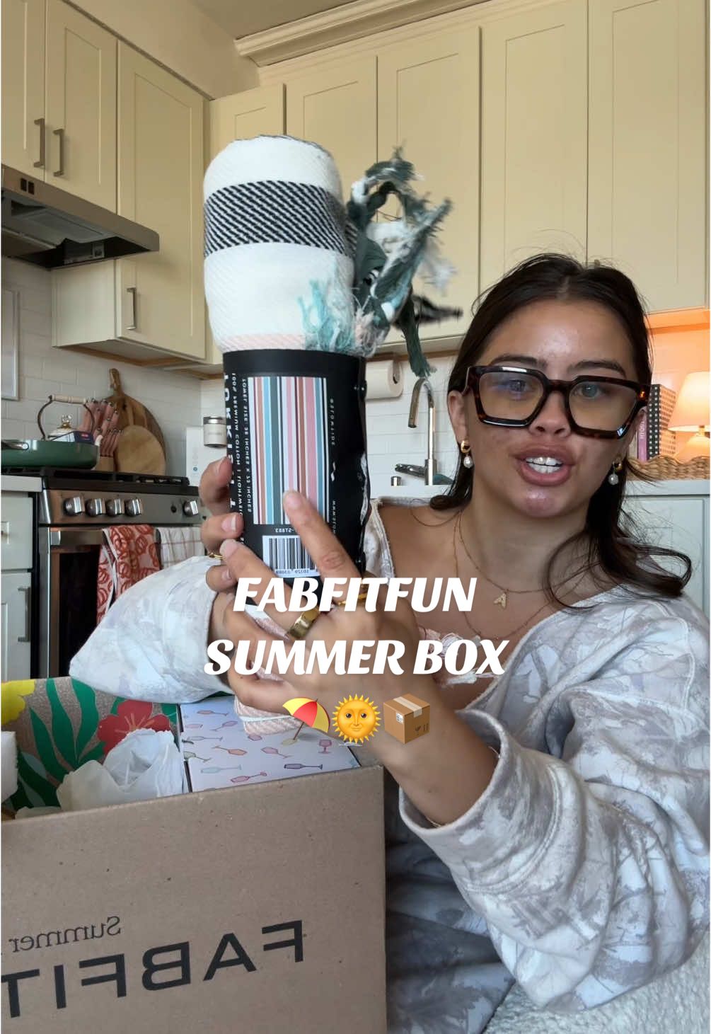 this was SO summer!⛱️🌞 tysm @FabFitFun <3 #Summer #summerbox #fabfitfun #pr #prunboxing #unboxwithme #unboxingvideo #unboxinghaul #haultok #summeressentials #summervibes #beachtowel #girls #teenagers #genz #kaitlynedejer #foryoupage 