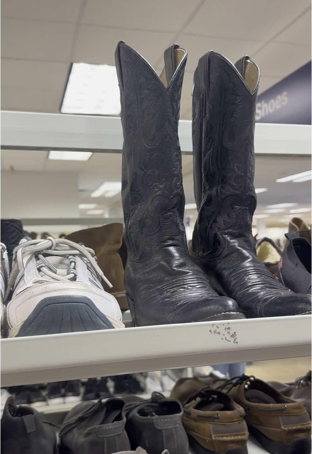 Thrift with me! #thrift #thrifting #thriftwithme #thrifthaul #clothes #shoes #shopping #haul 