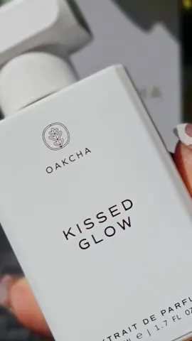 Pistachio. Caramel. Vanilla. Salt.  Kissed in Glow by Oakcha. @Oakcha  #oakcha #kissedinglow #gourmandperfume #perfumepropaganda #blackgirlsmellgood #tiktokmademebuyit #cheirosa62dupe  #CapCut 