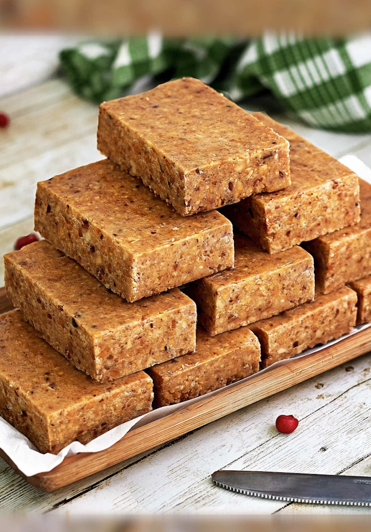 Essa paçoca caseira de amendoim com leite condensado é a sobremesa perfeita pra quem ama doces tradicionais, cheios de sabor de infância e com aquele toque mineiro de quitanda! 🍬🥜 Feita com amendoim torrado, bolacha triturada, leite em pó e uma pitada de sal, essa receita é simples, econômica e perfeita pra festas juninas, arraiás Fica cremosa por dentro e com o sabor clássico da paçoca raiz, que lembra muito os doces das nossas avós. É o tipo de quitute que faz sucesso em qualquer lugar! Salva essa receita de doce de amendoim aí e manda pra quem ama uma sobremesa fácil e rápida de fazer! INGREDIENTES: 500g de amendoim torrado 1 lata de leite condensado  Uma pitada de sal 200g de biscoito/bolacha 2 colheres de leite em pó (40g) 2 colheres de açúcar  #paçoca #doce #amendoim #culináriamineira #sobremesa #saojoao #doce #docedeamendoim #amendoim #receita #culinaria #quitanda #comidadeverdade #caseiro #econômico #tradição #história #festajunina #arraiá #comidadaraiz #receitacaseira #quitute #comidamineira #comidadeboteco #pacoca #paçoca 