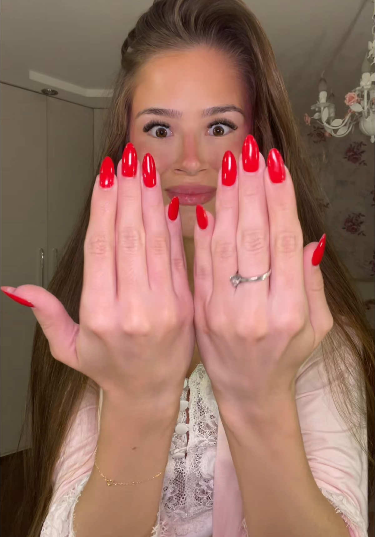 Vermelho ou francesinha? Eis a questão 🤭 @edinahubner_nails #nailart #insponails #alongamentodeunhas 