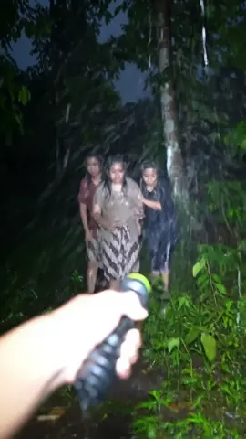 Ngapain Mereka Hujan-hujanan Dari Dalam Hutan #fyp #Horor #videoviral #videotiktok #viral 