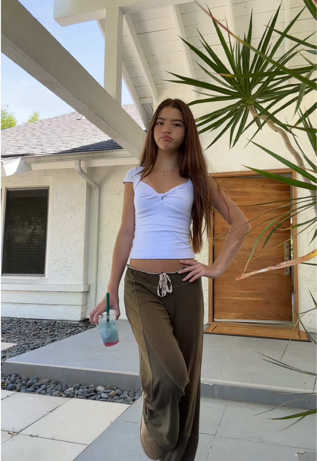 yayay summer berry refresher #OOTD #outfitinspo #schoolootd #starbucks #inspooutfit #hairinspo #jewlery 